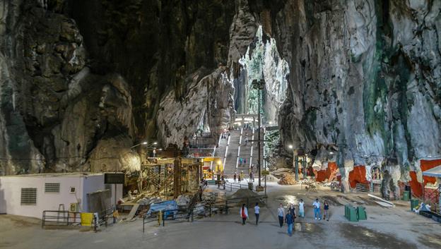 Ganz oben angekommen, ist man dann direkt am Eingang zu den „Light Caves“. Eine große, teilweise oben offene Höhle mit mehreren Miniatur-Tempeln und zahlreichen Statuen von Hindu-Göttern. Bis zu 400 Meter lang und 120 Meter hoch sind die Tempeldome in dem riesigen Kalkfelsen.